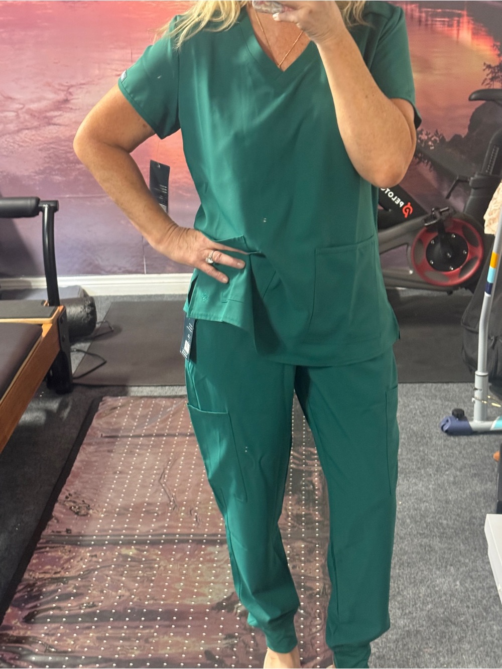 Med Couture Women's Scrubs VneckTop with cargo joggers  NWT Small